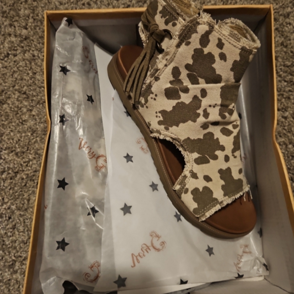 Very G libra cow sandals size 8 Nwt